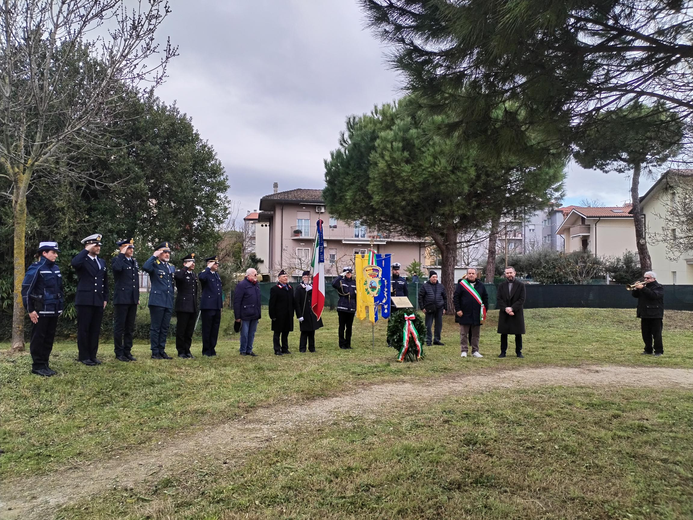 Giorno della Memoria deposta la corona nel Parco Pubblico dedicato al “Giorno della Memoria”